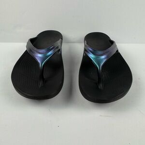 OOFOS women’s OOlala luxe thong in black with iridescent straps size 7